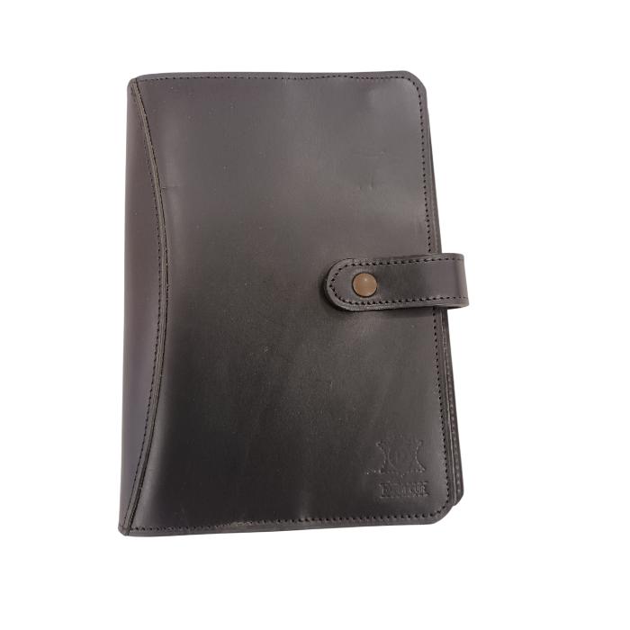 Carnet de notes format A5 en cuir, avec emplacement pour documents et cartes.